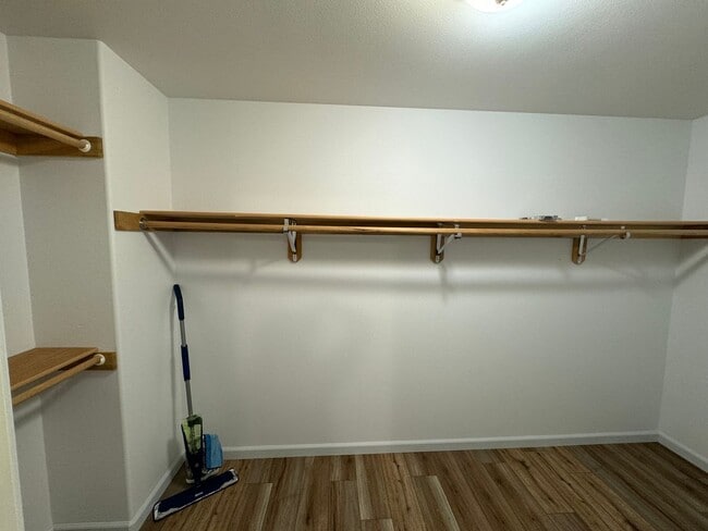 Building Photo - Beautifully updated 3 bed/2 bath townhome