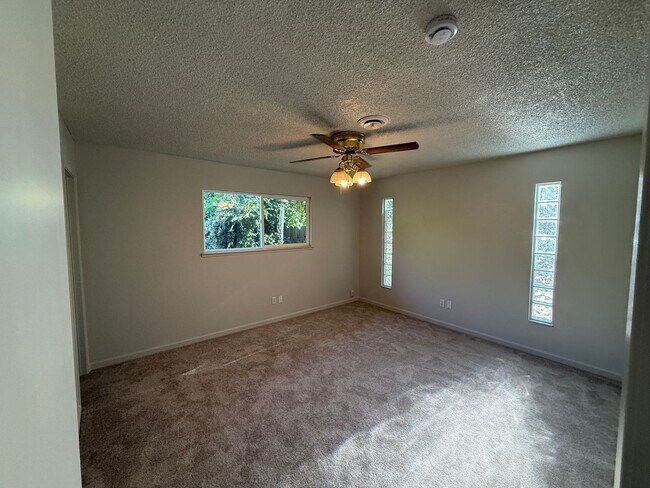Building Photo - Single story home in east Modesto!