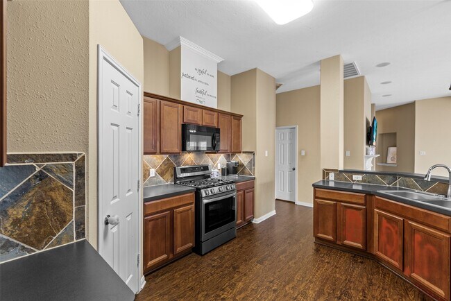 Building Photo - 511 Plantain Ln