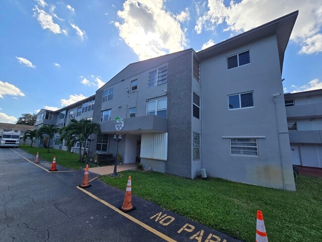 Building Photo - 120 ROYAL PALM Rd