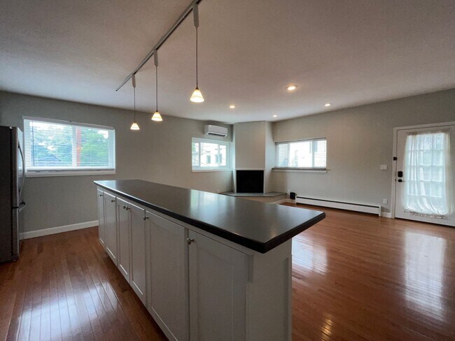 Building Photo - $0 DEPOSIT OPTION! BEAUTIFUL 1 BEDROOM CARRIAGE HOUSE IN THE HEART OF DENVER