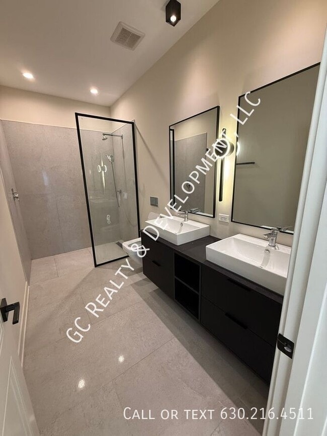 Building Photo - 3202 N Kildare Ave