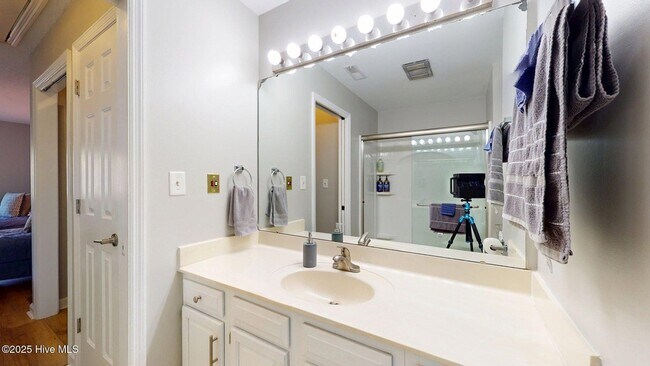 Building Photo - 704 Dover St