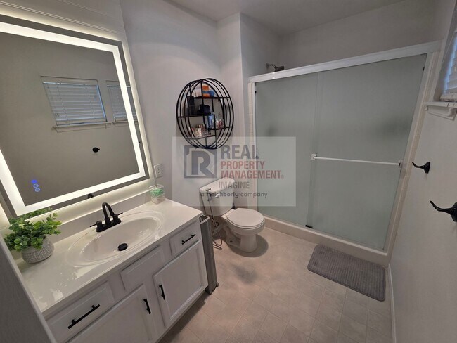 Building Photo - Check Out This Adorable 2.0 bedroom, 2.5 b...