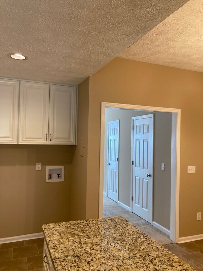 Building Photo - Beautifully Renovated Townhome