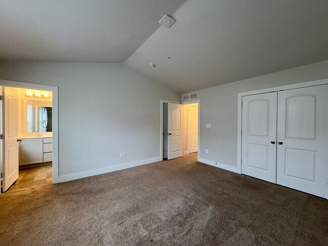 Building Photo - Charming 4 Bedroom/3.5 Bathroom in New WIn...