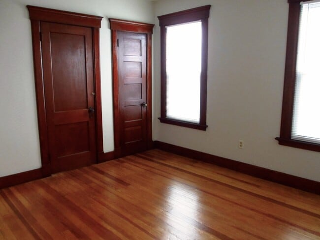 A bedroom - 127 Foster St