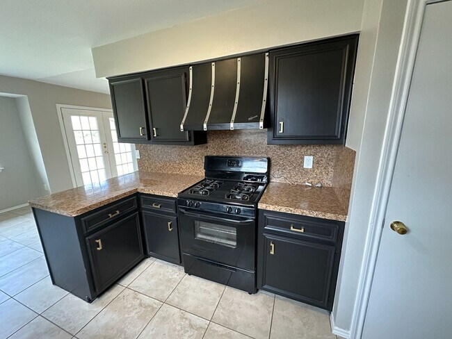 Building Photo - 12101 Scissortail Dr