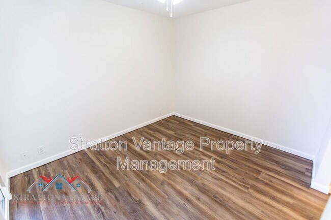 Building Photo - 427 W Pontiac Dr