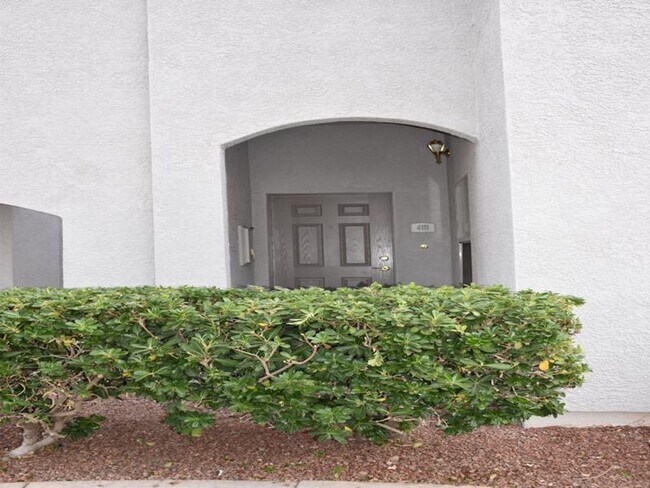 Building Photo - Fully remodeled ground floor 2BR unit in gated Mission Ridge - with garage!