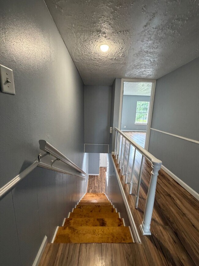 Building Photo - Spacious, 2 story townhouse