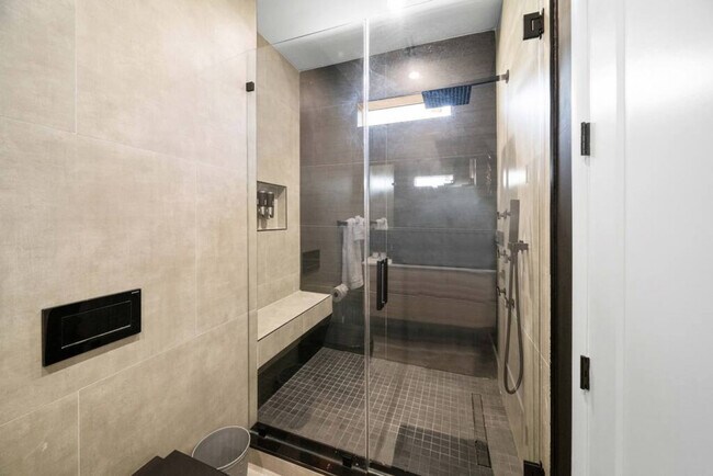 Building Photo - 1621 NE 4th Pl