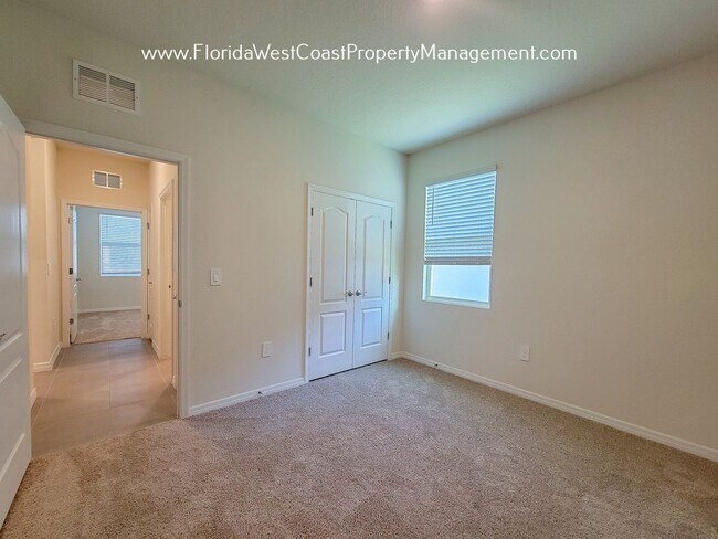 Building Photo - LAKEWOOD RANCH! 4 BEDROOM/2 BATH/ PET FRIENDLY! COMMUNITY POOl! READY for MARCH 2026