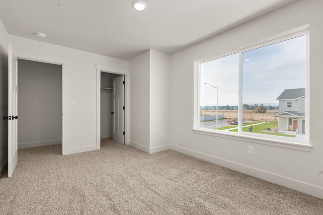 Building Photo - Newer 4 bedroom w/ 3 car garage