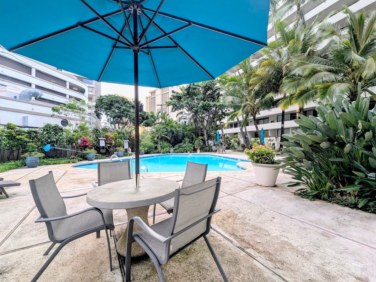 Building Photo - 425 Ena Rd