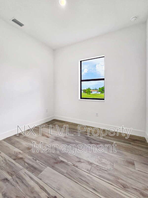 Building Photo - 4113 Kismet Pkwy W