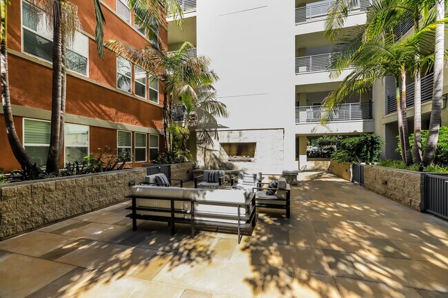 Building Photo - Spacious Condo in Downtown Long Beach!