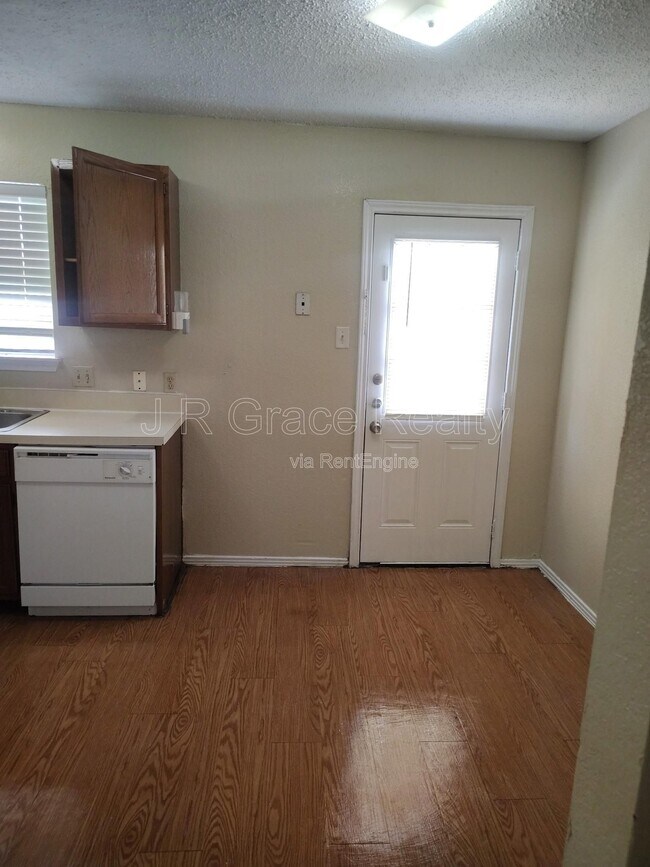 Building Photo - 5947 Shadydell Dr