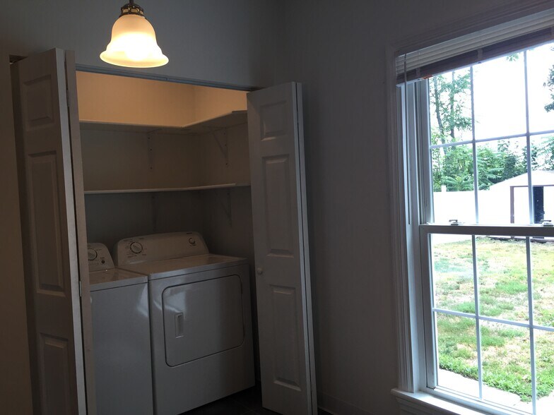 LaundyNook - 125 E Walnut Ave
