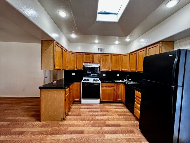 Building Photo - Charming 2 Bedroom Townhome with Private 2...