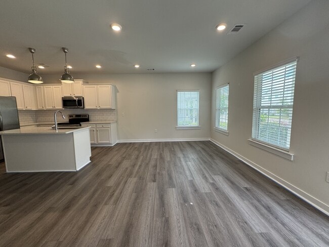 Building Photo - 681 W Vincent Dr