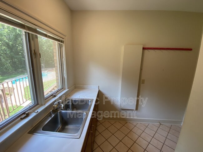 Building Photo - 11225 N Club Dr