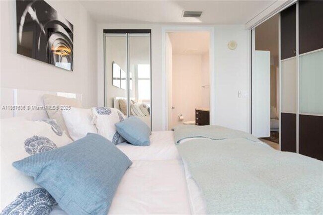 Building Photo - 18201 Collins Ave