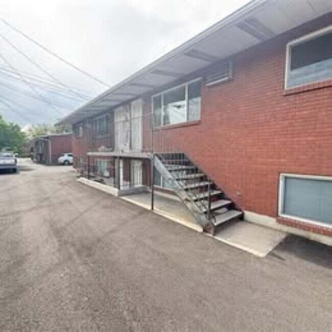 Building Photo - 258 N 400 W St