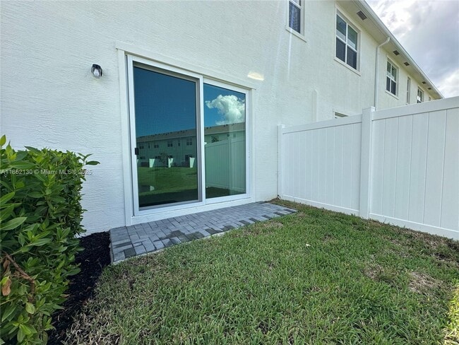 Building Photo - 402 SE Crossoak Ln