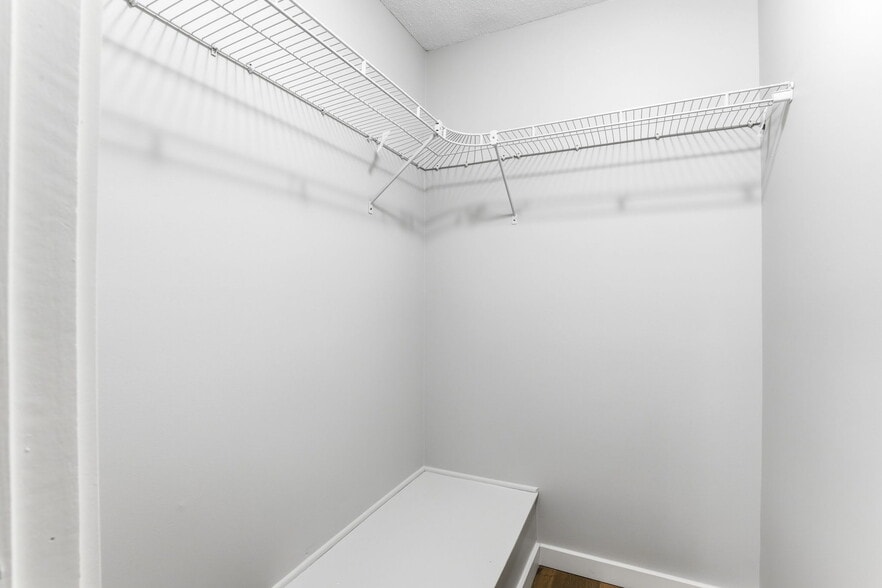 Building Photo - 351 W Eagle Lake Dr