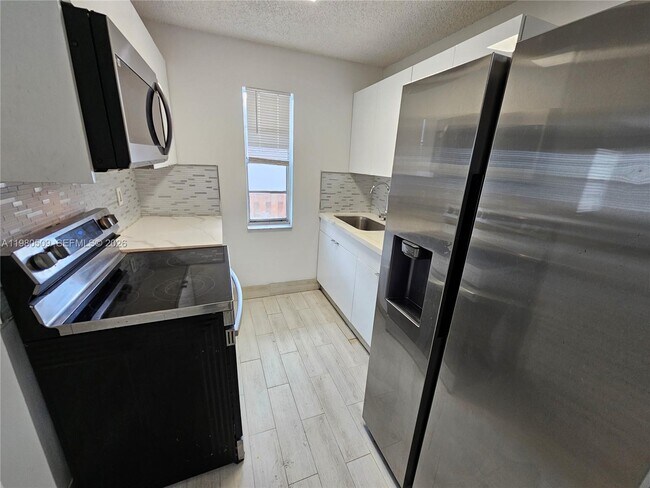 Building Photo - 4621 SW 33rd Ave