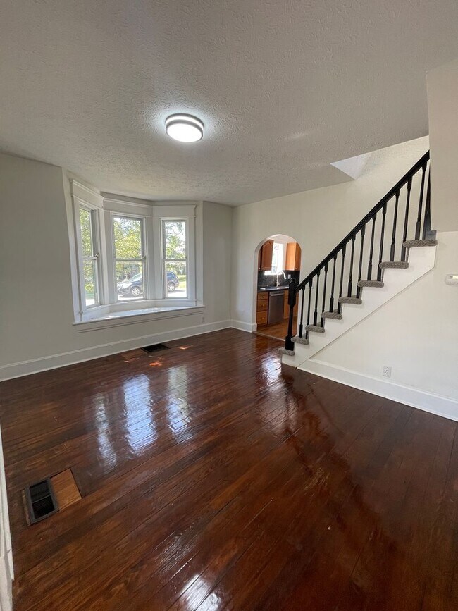 Building Photo - Spacious 3-Bedroom, 2-Bath Home – Great Lo...