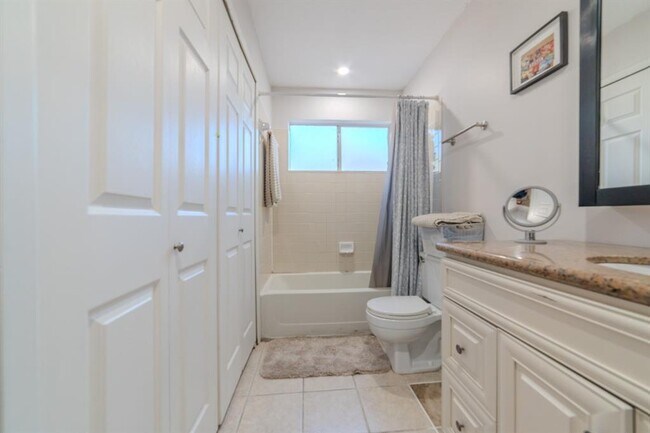 Building Photo - 1015 E Yager Ln