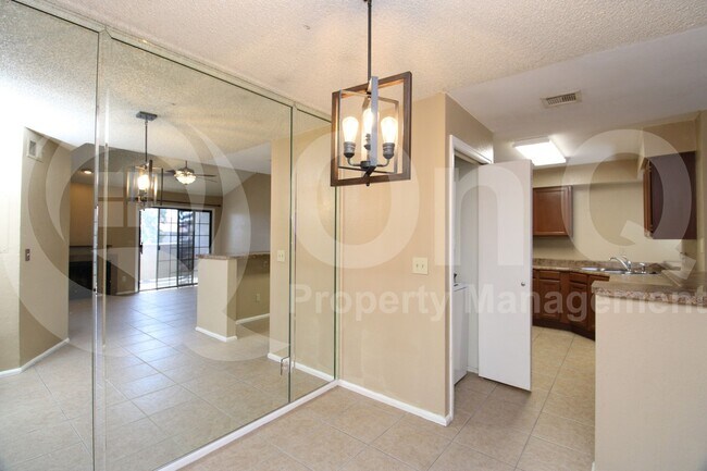 Building Photo - 533 W Guadalupe Rd