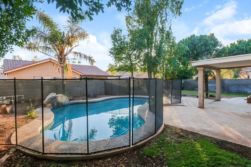 Building Photo - 919 W Juanita Ave