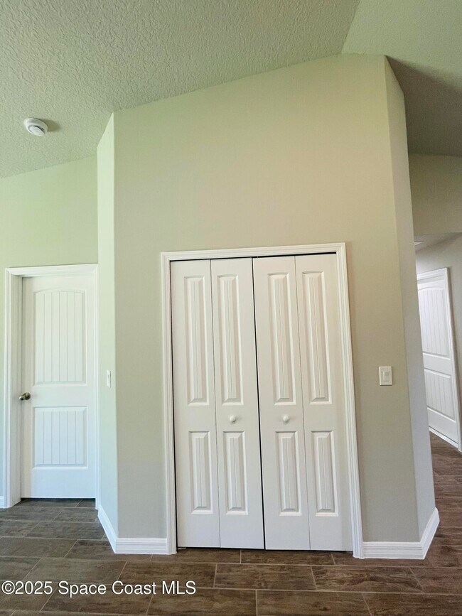 Building Photo - 1101 San Filippo Dr SE
