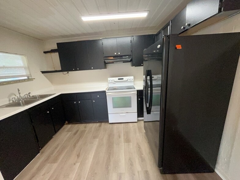 Building Photo - 1409 S Westmoreland Dr