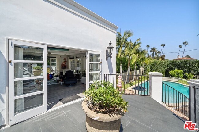 Building Photo - 910 N Crescent Dr