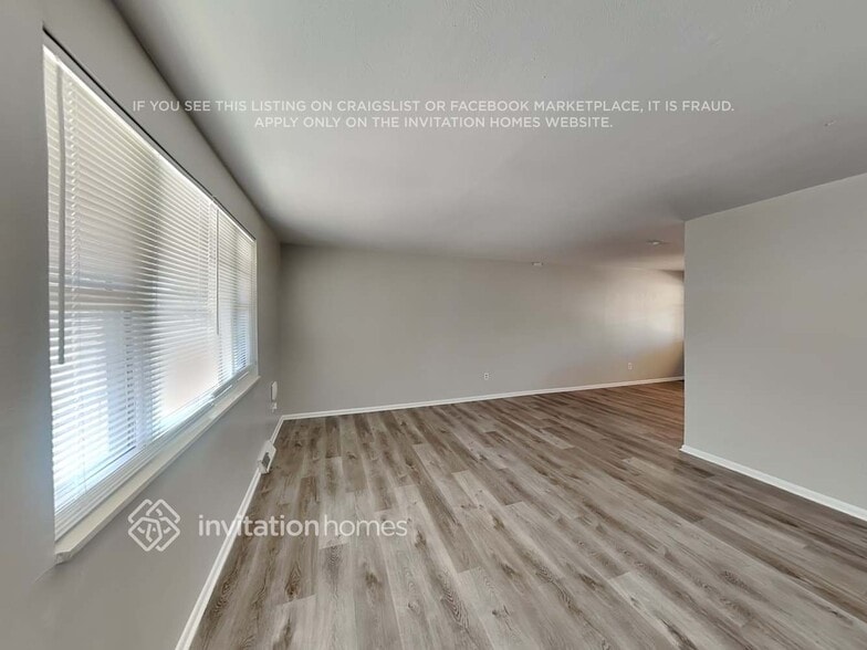 Building Photo - 7113 W Hinsdale Dr