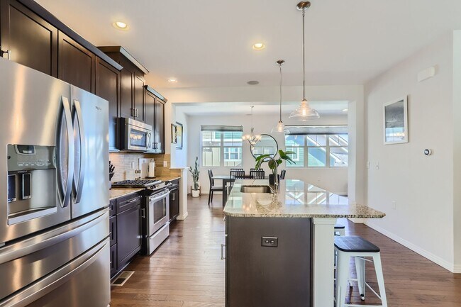 Building Photo - Spacious 2BDR Modern Townhome in Louisville