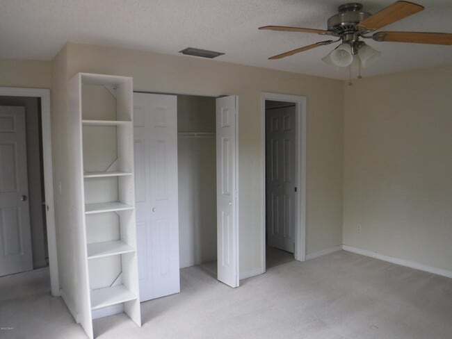 Building Photo - 2080 Oak Meadow Cir
