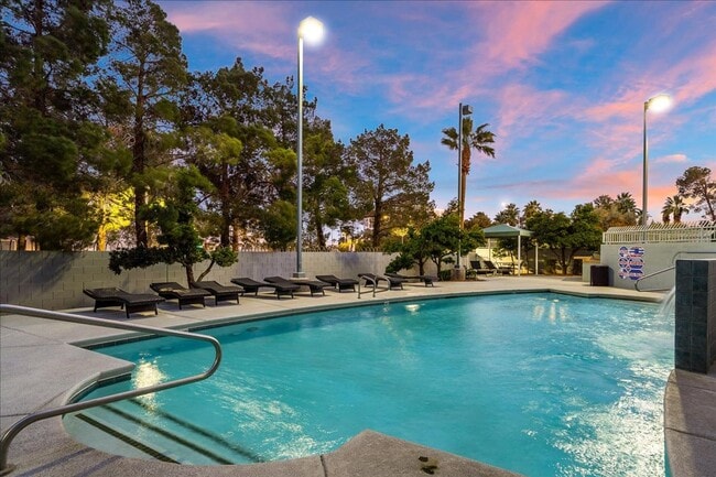 Building Photo - Fabulous Highrise Condo with Stripe Views!