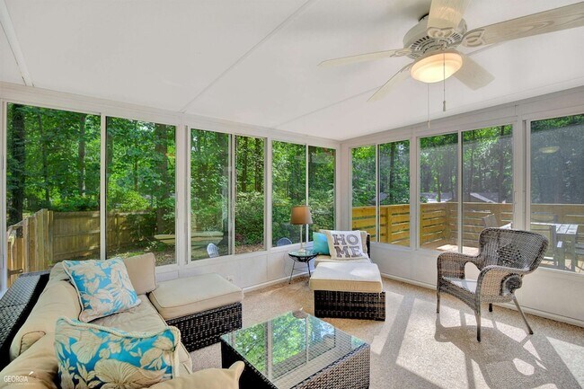 Building Photo - 213 Oakmount Dr