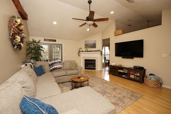 Building Photo - Lovely Cul-De-Sac Home in South Crestview