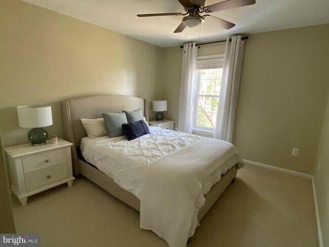 Building Photo - 216 Gretna Green Ct