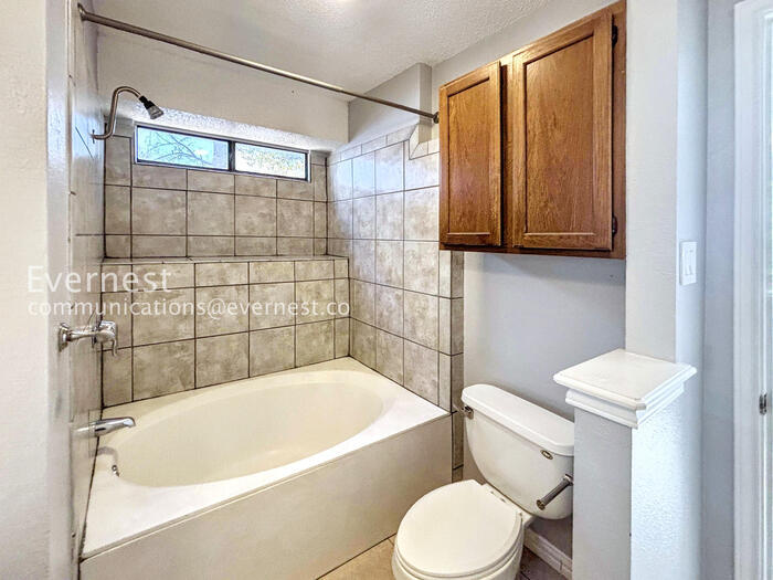 Building Photo - 915 Pyegrave Pl