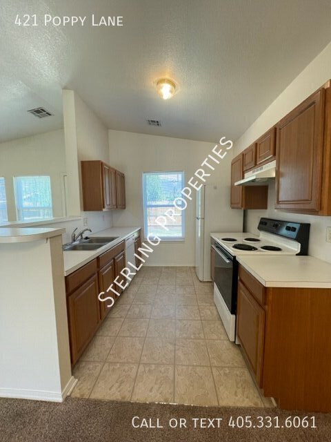 Building Photo - 421 Poppy Ln
