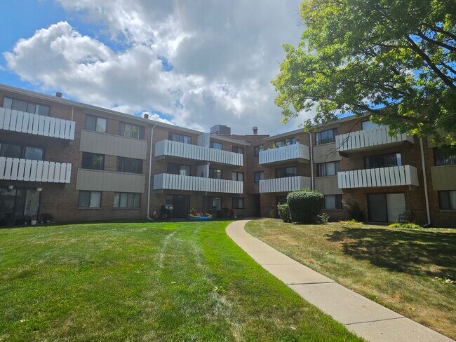 Building Photo - 2000 Bayside Dr