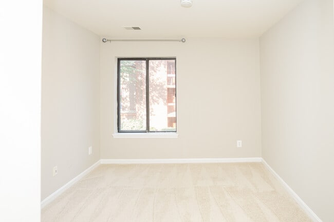 Building Photo - 2815 Lee Oaks Ct