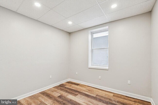 Building Photo - 2553 E Somerset St